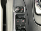 狭い駐車場で便利な電動格納ドアミラーが付いています。