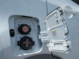 充電ポートリッドを開けると上側が普通充電ポート、下側が急速充電ポートになります。