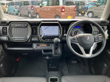 【インテリア】足元広々インパネシフト♪運転席から助手席への移動もラクラク♪運転席・助手席SRSエアバッグとSRSカーテンエアバッグ、フロントSRSサイドエアバッグ、6つのエアバッグを装備で安全装備充実