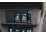 リアは両側パワースライドドアで、開閉には運転席のスイッチ、またはスライドドアのドアハンドルを少し引くだけで自動開閉します。