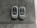 ☆スマートキー☆ドアの開錠・施錠はもちろんですが、エンジンをかけるときも鍵を取り出さなくて大丈夫ですよ♪両手に荷物をお持ちの時でも、大変便利で使い易い装備です☆