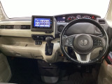 車内は光触媒抗菌消臭施工済です。インパネ周りはスタイリッシュなデザインで機能や装備も充実しています。グローブボックスやカップホルダーのほかにトレーなどたくさんの収納スペースが付いています。