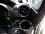 運転席のカップホルダーはエアコンの吹き出し口にありますので冷やしたり温めたりすることが出来ます☆