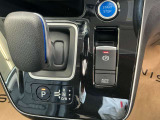 電動パーキングブレーキは、従来の足踏み式に比べ、しっかりと車をホールドしてくれるので安心です。女性の方には特に安心いただける装備です