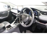 運転席から見たインパネ周りです。シートからはメーターはもちろん、広く周りを見渡せるフロントウィンド&インパネはリラックスして運転に集中することが出来ます!