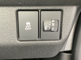 ハンドルの右側にはヘットライトリベライザーとVSA(ABS+TCS+横滑り抑制)の解除スイッチがついています。ヘッドライトリベライザーは道路状況や積荷の加重に応じてライトの高さを調節できます。