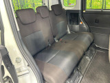 広々とした2列目シートは居住性が高く、居心地も快適!友達や家族とのお出かけにぴったりです。ベビーシートやチャイルドシート使用時も快適にお過ごしいただける十分な空間を確保しています。