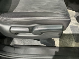 シートハイトアジャスターが付いているので運転姿勢を調整するのに便利ですね。身長に合ったシートポジションは安全運転や疲労軽減にもつながります。