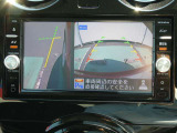 ギアを『R』に入れた後、カメラボタンを押すと、運転席から見えない左側面をナビ画面にうつしてくれるので、幅寄せや縦列駐車がし易くなります。