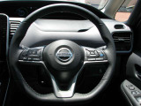 車両情報を鮮やかに表示する先進的な各メーター類。スポーティなデザインのステアリングが走りの期待を高めます。
