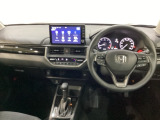 車内は光触媒抗菌消臭施工済です。スタイリッシュなデザインでスポーティなインパネ周りを演出します。グローブボックスやカップホルダーのほかにトレーなどたくさんの収納スペースが付いています。