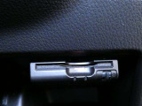 ETC車載器付きです。高速道路の料金所渋滞も解消!落ち着いてスムーズに通過できます。今や必需品の一つとなった装備ですね。