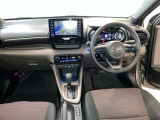 運転席周りのレイアウトをご覧ください。ナビゲーションが綺麗に装着されすっきり収まってますね!