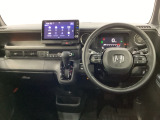 車内は光触媒抗菌消臭施工済です。インパネ周りはスタイリッシュなデザインで機能や装備も充実しています。グローブボックスやカップホルダーのほかにトレーなどたくさんの収納スペースが付いています。