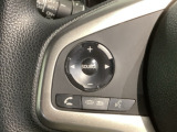 ステアリングにオーディオ操作スイッチが付いています。オーディオ画面に直接タッチしなくても操作が出来ますので、運転に集中できます。