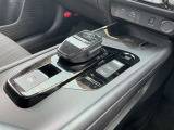 電気自動車およびe-POWER車特有の、軽い操作感なシフトレバー。パーキングブレーキは電磁式です。