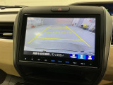 リバースギアに入れるだけで後方の表示へ切り替わります。夜間や雨の日の駐車も楽になりますよ。