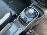 電制シフト。手のひらで包むようにして、手首を軽く動かすだけでシフトできる、マウス感覚のシフト。