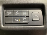 運転席脇のクラスタースイッチ部分にはカメラ切り替えスイッチ、パーキングセンサーOFF、その他走行系スイッチを集中配置しております。電動リアゲート開閉スイッチも目立つよう配置しています。