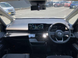 視点が高く、周りが見えやすいシート位置となっております。運転する時の眺めもいいですよ♪アームレストもあるので、長時間ドライブが楽しくなりますね!