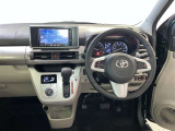 運転席周りのレイアウトをご覧ください。ナビゲーションが綺麗に装着されすっきり収まってますね!