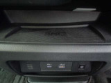 置くだけでQi対応スマ-トフォンが充電できるワイヤレス充電器を採用。置いた時のみ自動判別して充電を開始するので、他のものも自由に置けます。お問い合わせは03-5672-1023へ