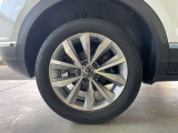215/55R17タイヤにStyleDesignPackage専用アルミホイールを装着。
