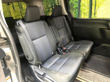 後部座席も気になるようなキズ・汚れやへたり等、大きなダメージはなく、良好な状態です。