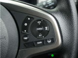 ◆アダプティブクルーズコントロール◆予め設定した車速内でクルマが自動的に加減速。前走車との適切な車間距離を維持しながら追従走行します。【LKAS】車線維持支援システムでステアリング操作を支援。