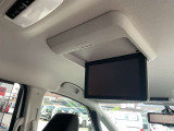 後席専用モニターです。後席でDVDやテレビをワイドな画面でお楽しみ頂けます!(ルーフ取り付けタイプ:11インチワイドVGA液晶モニター)。