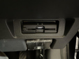 【純正ビルトインETC】有料道路を利用する際に料金所で停止することなく通過できる、ETC車載器が装備されています。セットアップを行うことで利用可能になります。