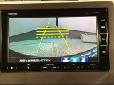 リバースギアに入れるだけで後方の表示へ切り替わります。夜間や雨の日の駐車も楽になりますよ。