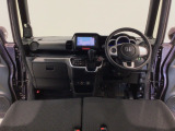 【前方視界】開放的な前方視界!運転がしやすく疲れにくいです♪窓が大きく、見通しがとっても良いおクルマですよ♪