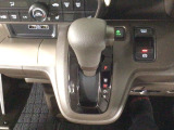 オートマチックシフトレバーは、手になじみ操作しやすい形状で安全運転にもつながります♪