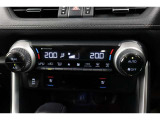 運転席と助手席、それぞれ温度調節ができ、オールシーズン快適なオートエアコンとなっております!