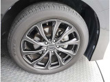 かっこいいホイールですね。 車のイメージを大きく左右するホイール部分はコダワリを持ちたいですね。