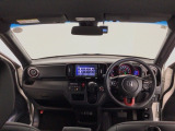 【前方視界】開放的な前方視界!運転がしやすく疲れにくいです♪窓が大きく、見通しがとっても良いおクルマですよ♪
