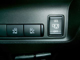 両側電動スライドドア装備です。運転席からボタン操作で開閉できます
