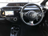 シンプルで使いやすいコクピット。視界性もよく運転しやすいですよ。スイッチ類も使いやすい場所に配置されています。