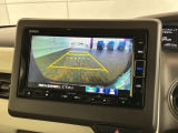 リバースギアに入れるだけで後方の表示へ切り替わります。夜間や雨の日の駐車も楽になりますよ。