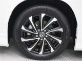 17インチアルミホイール(切削光輝+ブラック塗装)が装着されています。タイヤサイズ205/55R17