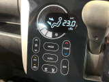 【オートエアコン】一度お好みの温度に設定すれば、車内の温度を検知し風量や温度を自動で調整。暑い&hellip;寒い&hellip;と何度もスイッチ操作をする必要はありません。快適な車内空間には必須の機能ですね♪