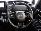 ハンドル左側にはオーディオ操作が出来るオーディオリモートコントロールスイッチ、右側にはHonda SENSINGとオートクルーズコントロールのスイッチを装備!