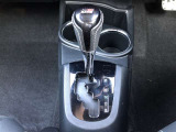 操作しやすいATシフトです。シフトチェンジを気にしなくてよいので運転だけに集中できますね。自然と手に届くところにある、手になじむ形状のシフトノブがいいですね。