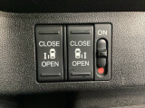 リアドアは乗り降りに便利な両側電動スライドドアです。また運転席に座っていながらスイッチ操作で自在にスライドドアを開け閉めできます。