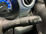 車外の明るさに応じでライトを点灯、消灯してくれるオートライト機能です☆お天気の良い昼間のトンネル走行などオートにしてると便利で安心です☆エンジン停止時にライトの消し忘れも無くなります☆