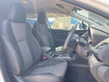運転席まわりには十分なスペースがあり、大柄な方でもゆったり運転していただける環境です。