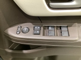 ハンドルの右側に電動格納付きパワーミラーの操作スイッチがついています。左右のサイドミラーの角度調節も微調整ができて便利です。パワーウインドウは運転席でドア4枚とも上下の操作ができるようになっています。