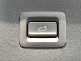 【パワーバックドア】スマートキーや運転席のボタンを押すだけでリアゲートが自動で開閉します!荷物を持っている時や、高い位置にあるバックドアを閉める際に便利な機能です♪