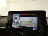 【全周囲モニター】車を上空から見下ろしたような映像をカーナビ画面に映し出し、車庫入れや縦列駐車をサポートしてくれます。